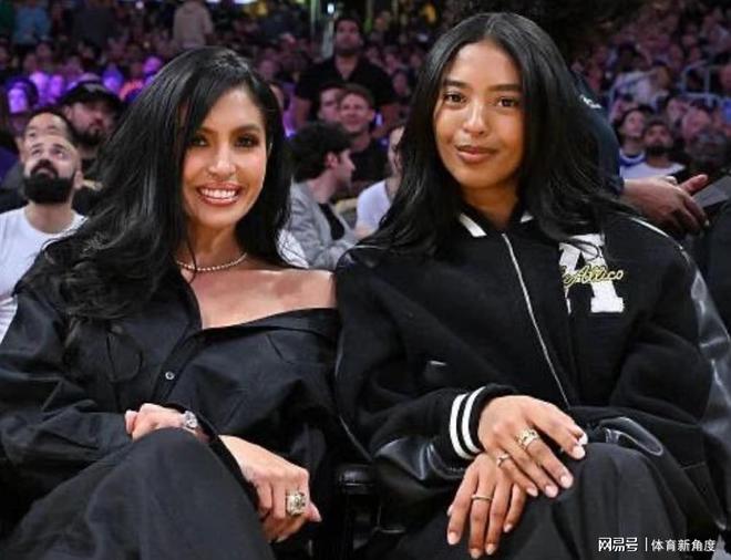 43+12+9！瘦身也帶不動(dòng)呀！第一場(chǎng)就輸球，庫(kù)里差點(diǎn)被廢