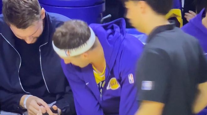 東契奇給里夫斯展示他受傷的手指，里夫斯驚呼：臥艸