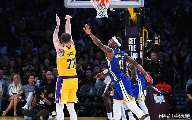 不會(huì)吧！去年還是湖人非賣品，今年成飲水機(jī)管理員，他到底怎么了