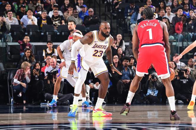 詹卡重現(xiàn)巔峰對決：老詹36分賽季新高難救湖人 四大主力受傷太慘