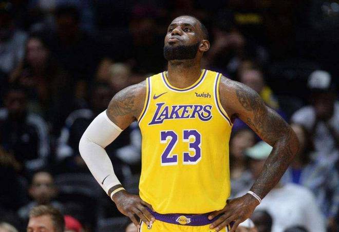 詹姆斯湖人最后一舞！揭幕戰(zhàn)冷漠態(tài)度引爆質(zhì)疑，被曝已與球隊脫節(jié)