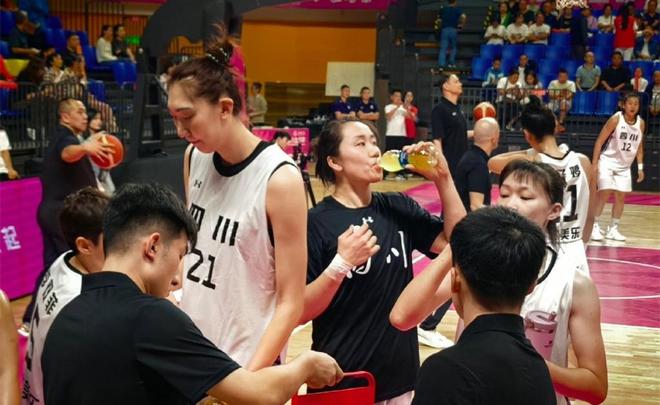 恭喜！中国女篮2米07王牌重回巅峰：轰26+6夺四连冠+下个月留洋