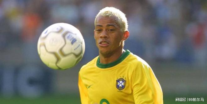 巴西的“人來(lái)瘋”，任意球了得，喝酒有癮，44歲退役太意外了