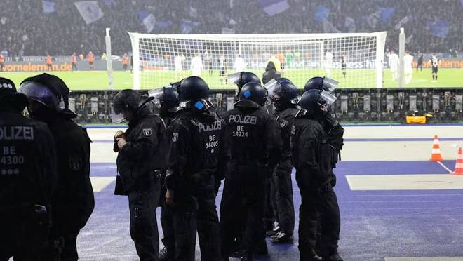 德乙焦點(diǎn)戰(zhàn)票務(wù)失控！上萬客隊(duì)球迷混坐主隊(duì)區(qū)，騷亂風(fēng)險(xiǎn)陡增