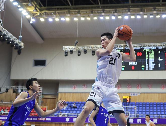 奪冠+MVP！中國(guó)男籃又一15歲2米08新星崛起：新胡金秋蛻變轟30+12