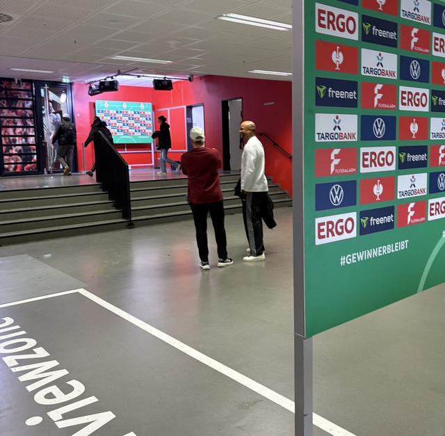 記者：離開科隆主場(chǎng)前，孔帕尼與科隆主帥友好地交談了數(shù)分鐘