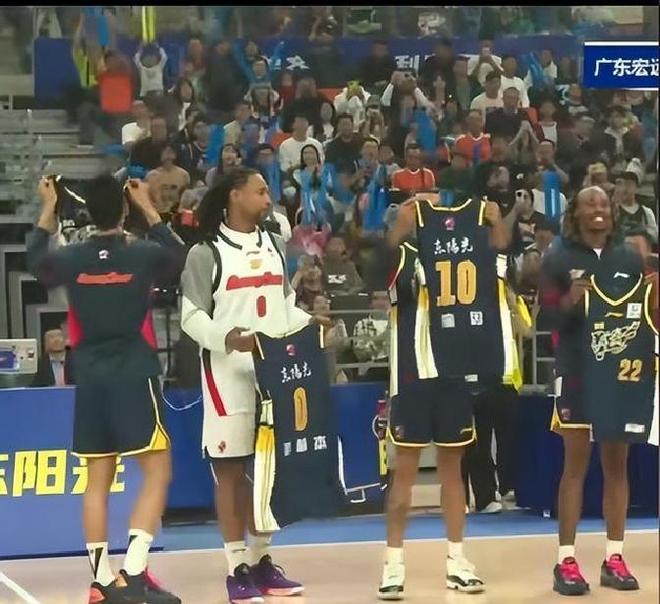 仪式感满满！朱总为新球员颁发战袍崔永熙好激动麦考尔乐翻天