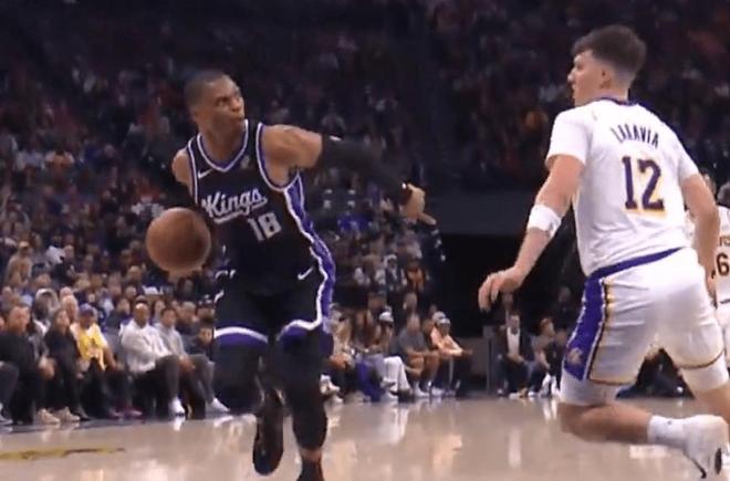 這很威少！第18季仍狂氣外露！過掉湖人球員后指笑，展現(xiàn)賽場(chǎng)個(gè)性