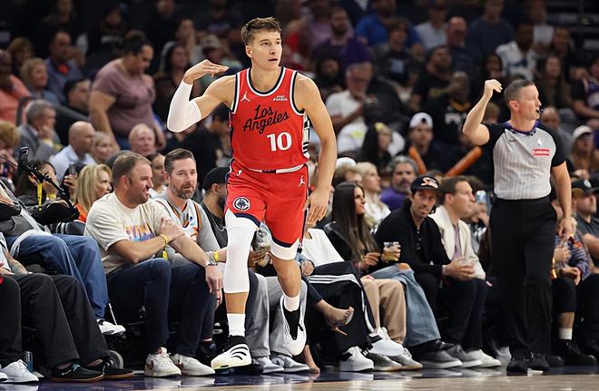 至少場(chǎng)上作用比保羅大多了！快船應(yīng)該給這位后場(chǎng)老將多一些信任？