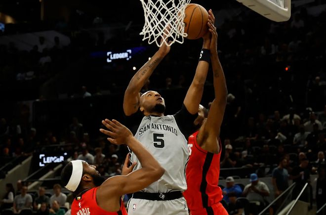 傳球能力也發(fā)揮出來了！馬刺后場新星真的開始適應(yīng)控衛(wèi)的角色了？