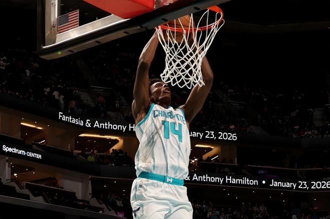 當(dāng)初在快船毫無(wú)表現(xiàn)機(jī)會(huì)，但如今內(nèi)線新星已經(jīng)在黃蜂站穩(wěn)腳跟了？