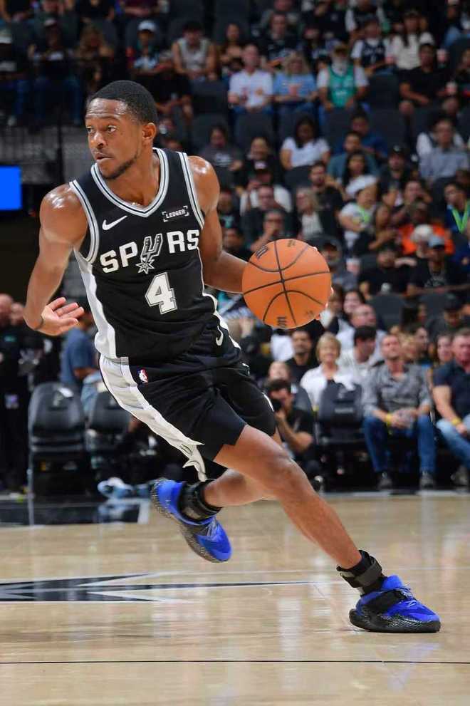 马刺轰11-0制胜终结主场对灰熊11连败 福克斯26分巴恩斯23+5