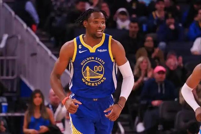 一場30分7板，一場15分3板！勇士新秀進化為領(lǐng)防人，年薪才127萬