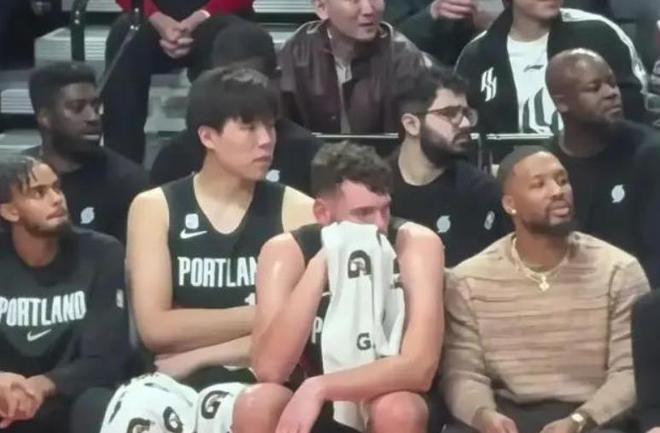 開拓者主場遭湖人逆轉(zhuǎn)，楊瀚森再被棄用，球迷建議楊母去美國陪伴