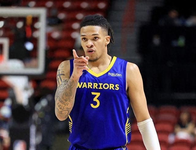 勇士球迷怒了！攻防新星理查德全程零出場，科爾輪換操作看不懂