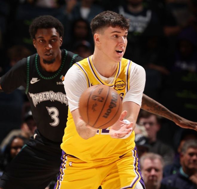 里夫斯28+16还献绝杀!拉拉维亚11中10轰27+8奇兵 湖人涉险过关