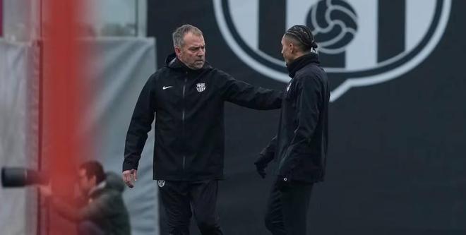 跟队：拉菲尼亚参加了训练一切正常，预计能首发出战法兰克福