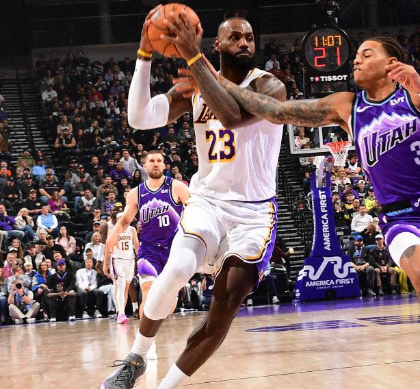 四旬詹皇秀戰斧暴扣，里夫斯兩雙東契奇33+11+8+3，湖人雙殺爵士