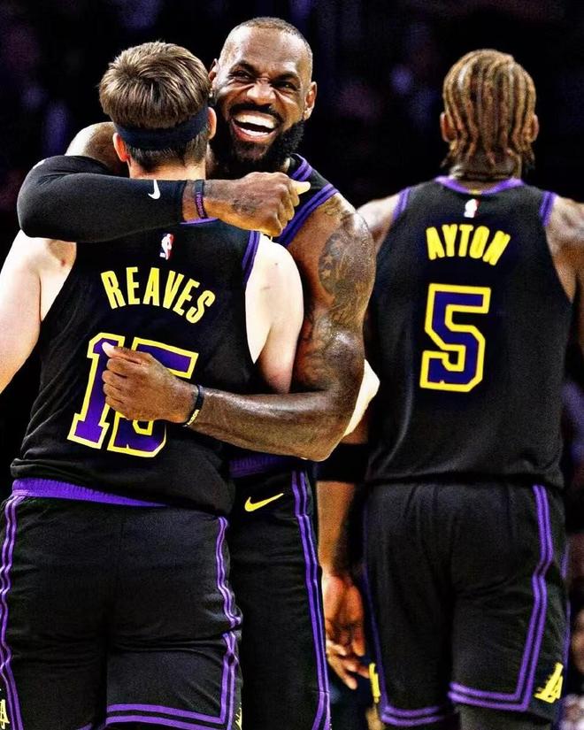 險造13分大逆轉，湖人驚出冷汗！詹姆斯空接失誤，40歲真老了