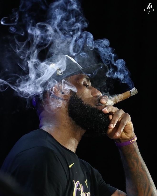 詹姆斯聊2020年湖人总冠军：我们更团结！我获得了第四冠！