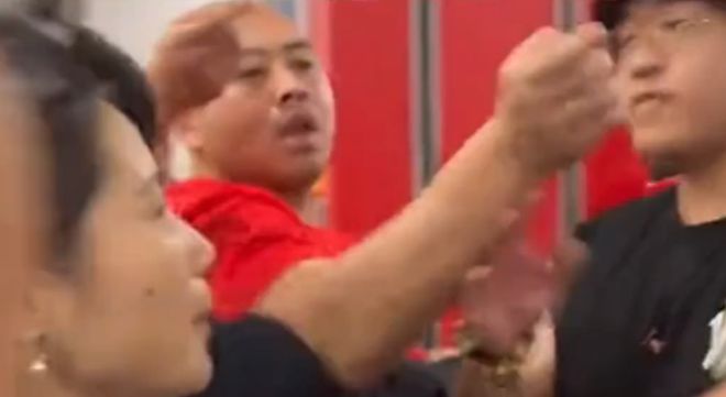 詳解G5賽后沖突：光頭球迷掌摑腳踹引警方介入 杭州賽區(qū)恐遭重罰