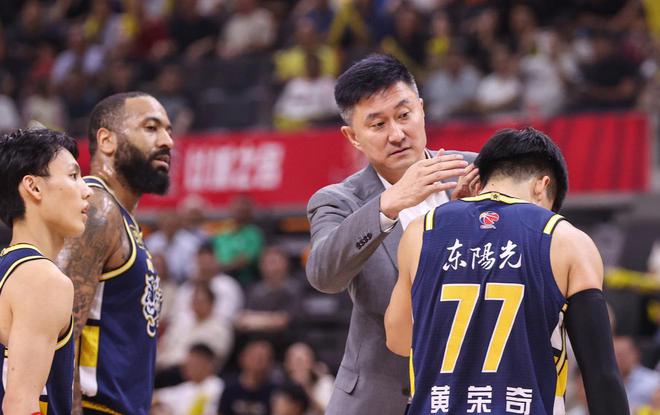 杜鋒續(xù)約成功，遼籃留住功勛教練，廣廈道歉服軟，徐杰再秀晚安