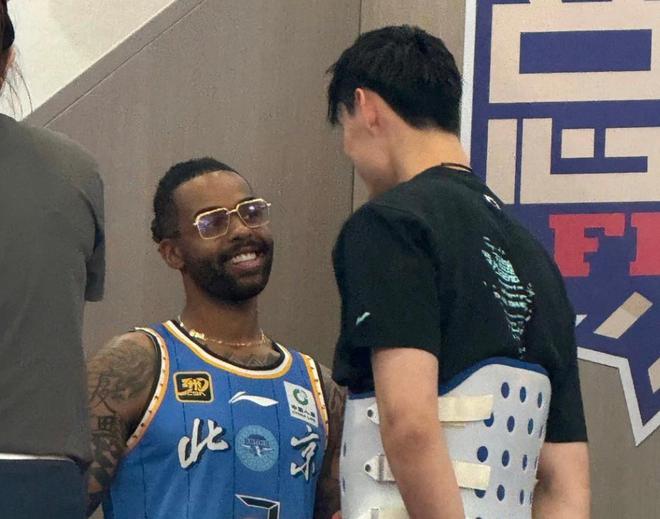 夢幻聯動，拉塞爾身著曾凡博球衣亮相CBA總決賽G6現場