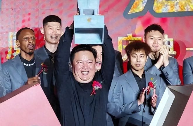 有孝心！许钟豪接双亲到杭州庆广厦夺冠，父亲身高超2米1母亲1米9