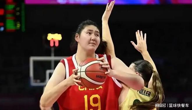 女篮赢球后张子宇被对手“围堵”！全找她索要合影：宫鲁鸣看懵了