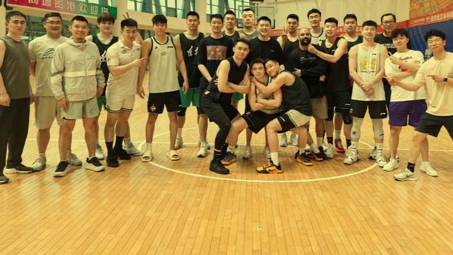 辽篮训练师加油鼓劲!杨鸣率队亲征,开门红不难,郭艾伦已离开家乡