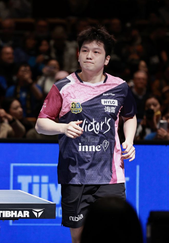 歐冠首秀，樊振東15分鐘光速下班！獲勝后做出球星C羅標(biāo)志性“Siu”的慶祝動(dòng)作