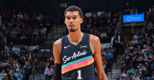 Shams：文班亞馬遭遇左小腿拉傷 預計將缺席數周比賽