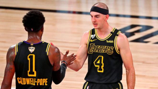 21世紀20年代為不同NBA球隊奪冠球員：波普、朱-霍勒迪和卡魯索