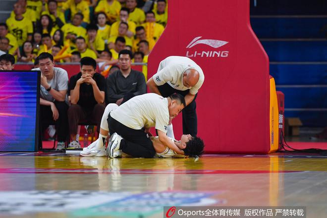 曾凡博养伤恢复的时间会影响他参加亚洲杯 或者必须与时间赛跑