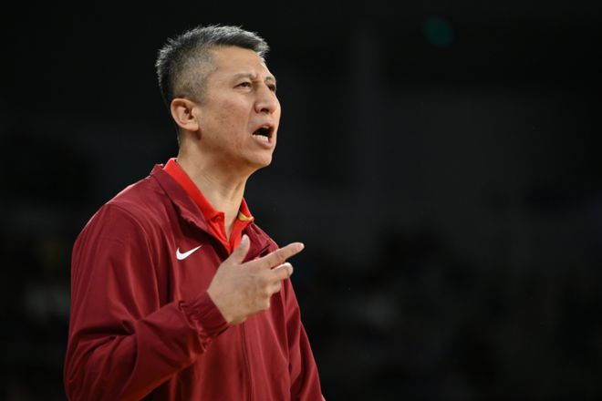 郭士强现场观战辽宁主场战广厦G3,赛前与老队友吴乃群热聊