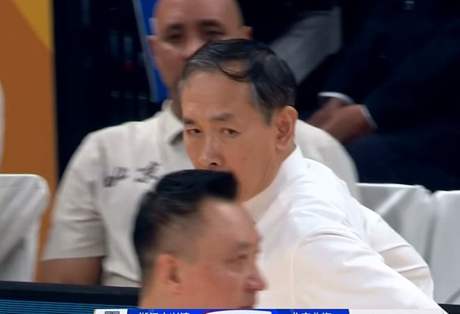 广厦罚球43次,北京犯规35个!闫军判罚争议巨大,许利民死亡凝视
