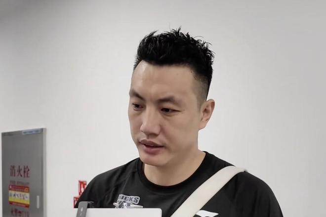 翟晓川:上一场防守出了问题,作为老将希望能给球队带来帮助
