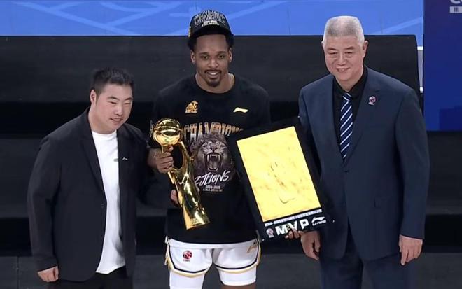 总决赛场均30+4+7,布朗荣获总决赛MVP,郭士强对他归化意愿强烈