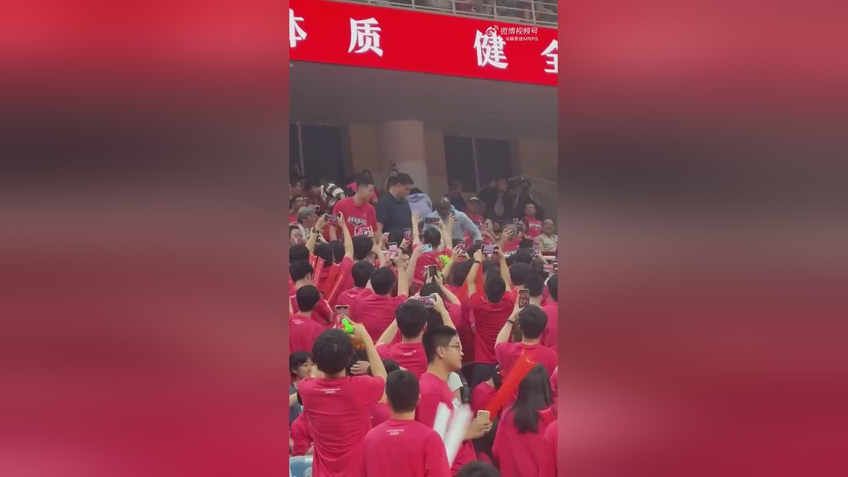 为母校加油!姚明和莫布里&朱俊龙现场观战上交VS太理的8强战