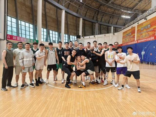 团魂!辽篮晋级全运会正赛杨鸣晒全家福,不忘把放假的韩德君P上去