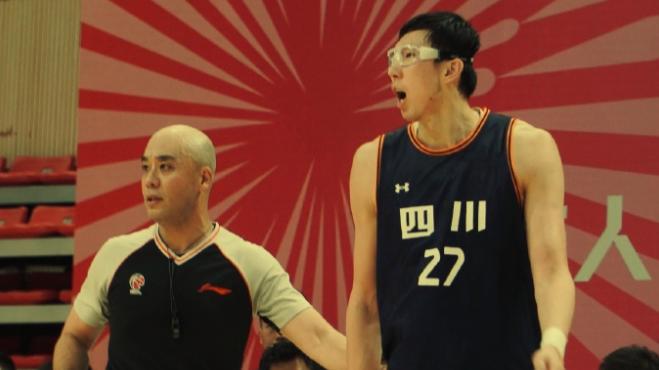 周琦首次面对新疆2分4篮板2失误一言难尽!孙铭徽8+3,四川领先7分