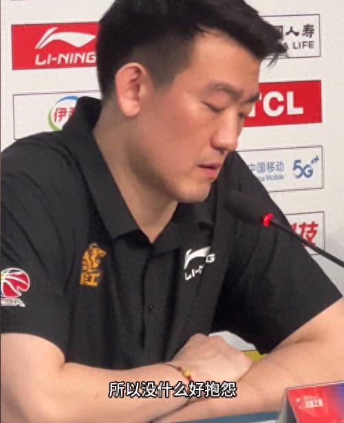 孙铭徽脚踢篮球仅处罚三万，人气大跌，胡金秋、翟晓川却让人狂赞