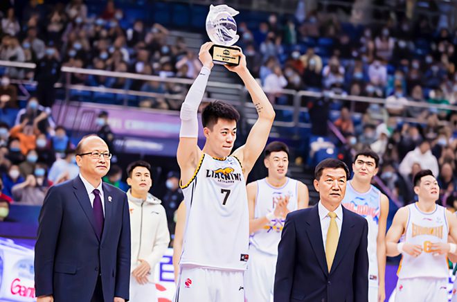 “镇麟奖”神奇消失！季后赛场均7.8分，张镇麟沉沦原因找到了？