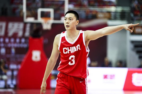 热身赛：中国男篮27失误险胜双杀波黑 胡金秋16+6胡明轩10+6