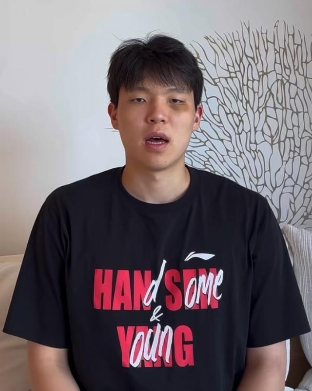 杨瀚森肿着熊猫眼回复东契奇：谢谢关注 等你的手机号 赛场见