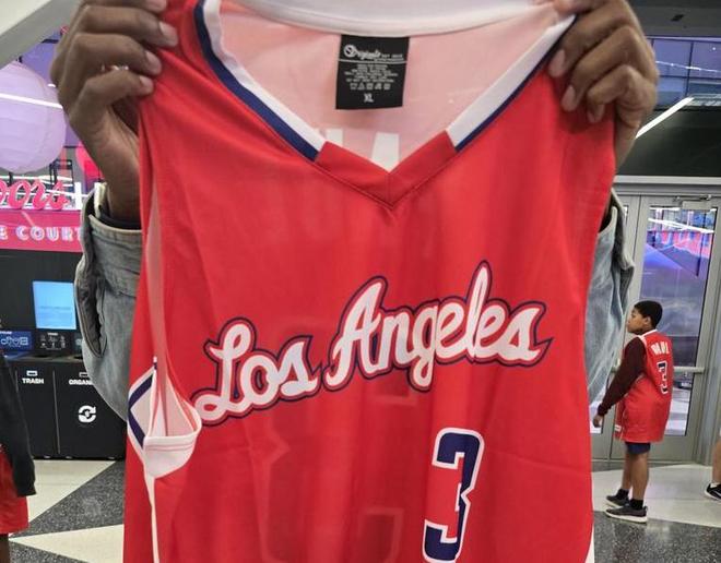 队记：快船今日免费向球迷发放保罗“空接之城”时期的球衣