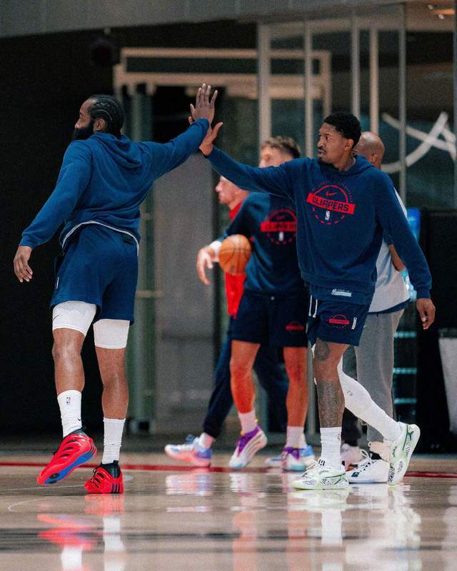 快船挑战卫冕冠军！小卡崴脚出战成疑，全队士气低落难逃2连败