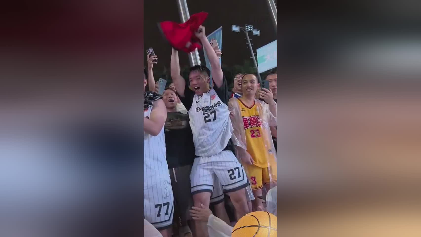 与哈登冒雨揭幕中国首座巨幅哈登球场！周玲安晒现场活动花絮