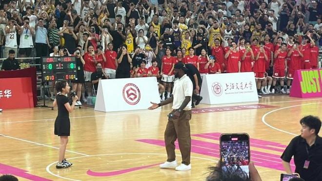 詹姆斯現身上海交大 與全場球迷熱情互動