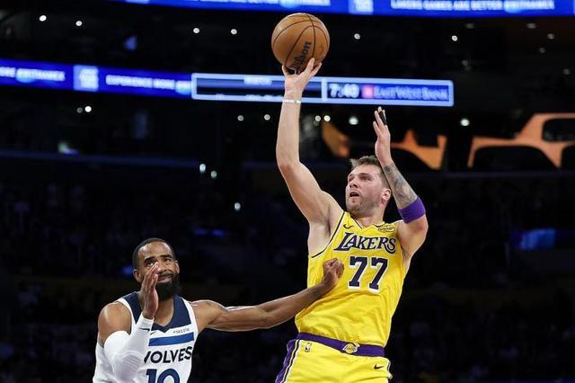 NBA｜连续两场40+ 东契奇渐成湖人新领袖